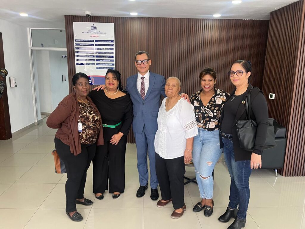 Foto tomada en el Ministerio de Trabajo el 8 de abril de 2025. De izquierda a derecha: Ruth Díaz, presidenta de FUNAMUTRA; María Cornelia Valdez, secretaria general de UNFETRAH-FENAMUTRA; Eddy Olivares, Ministro de Trabajo; Victoria García, presidenta de la Asociación Trabajadoras del Hogar ATH-CNUS; Marubeny Pérez, secretaria general de SINTRADOMES-CASC y Elena Pérez, secretaria general de la Asociación Trabajadoras del Hogar. 